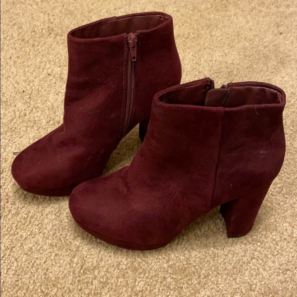 I’m selling these maroon boot Wedges.